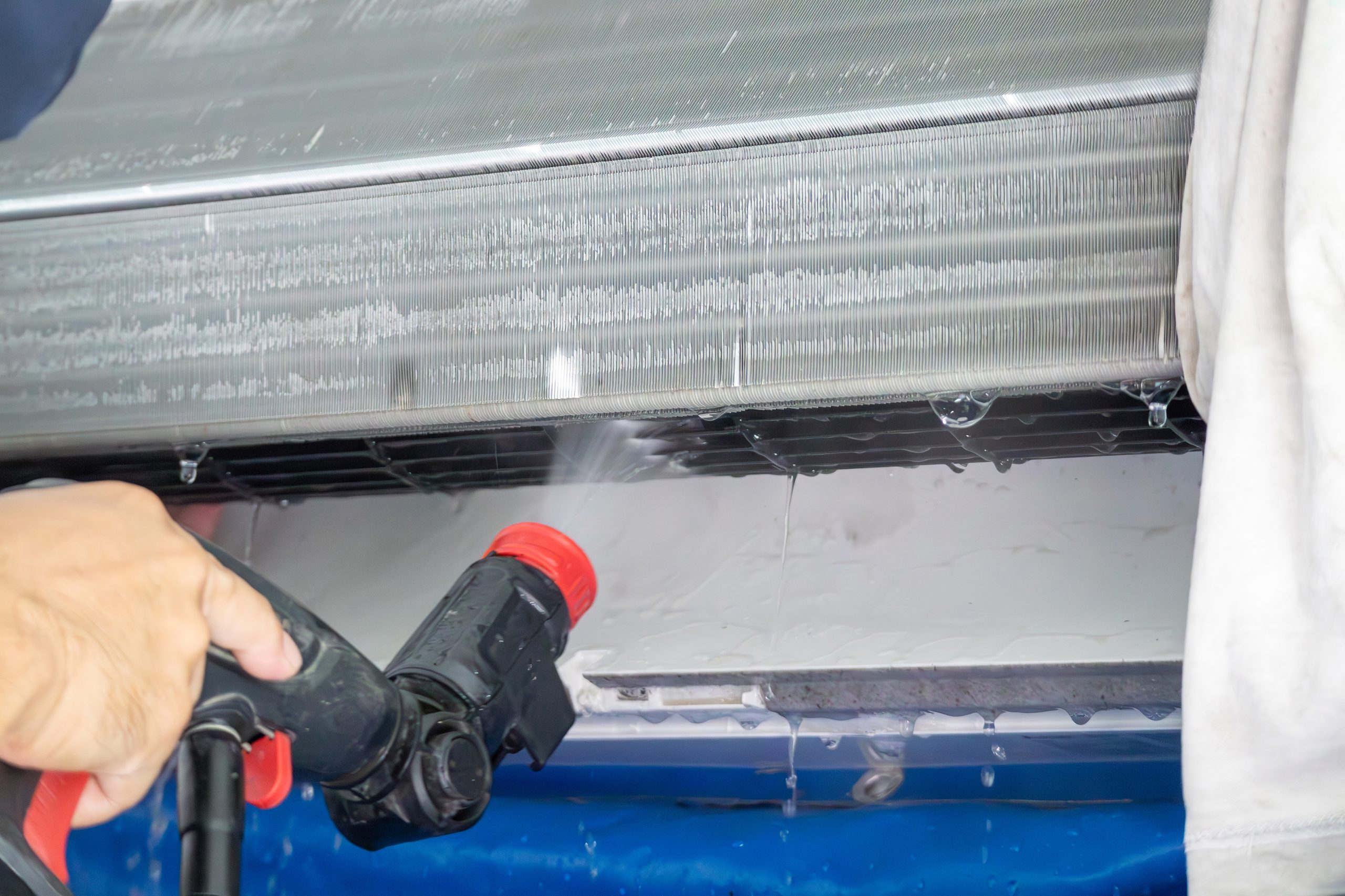 Aircon chemical wash and water rinse on evaporator fins and drainage tray